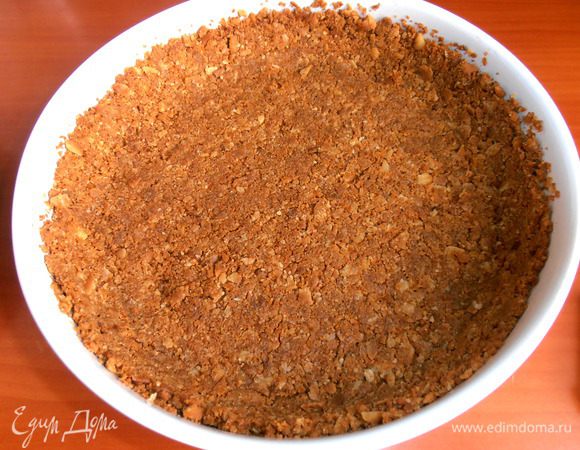 Отправляем в духовку на 5-7 минут. На вид особо не изменилось, но крошка немного схватилась между собой, образовав корж.