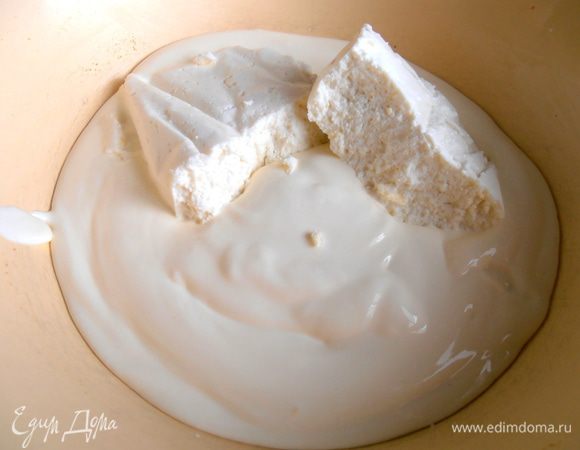 Пока корж был в духовке,приготовим заливку:в сметану добавляем творог. Если творог зернистый, то его лучше перетереть или разбить блендером!