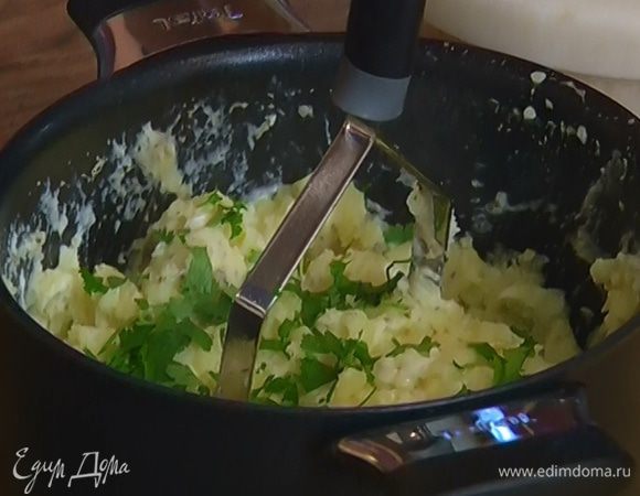 Кинзу порубить, добавить в картофельное пюре и все перемешать.