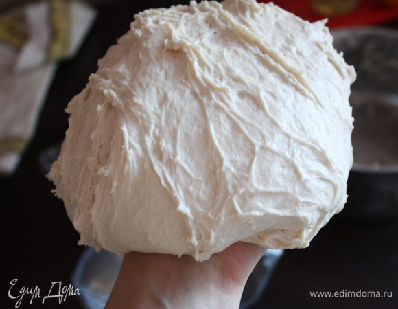 Я обычно делю тесто на три части. Одну часть оставляю сразу печь,а две остальные-в морозилку. Чтобы тесто не липло стльно к рукам,нужно постоянно смачивать руки))или в муку их опускать)