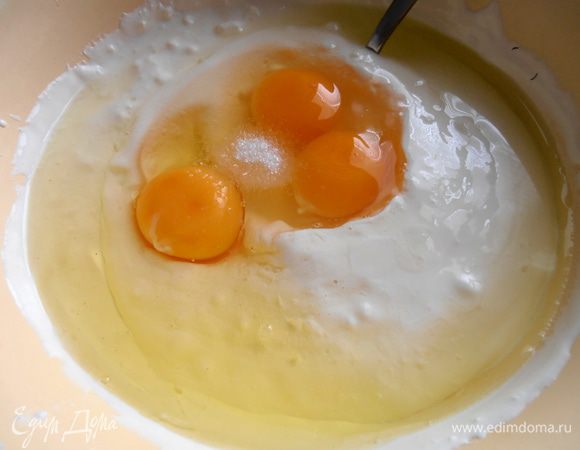 Вбиваем яйца, ваниль...