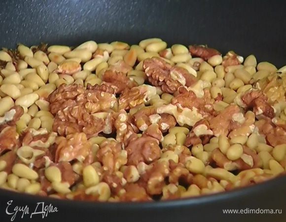 Орехи и тмин подсушить на разогретой сковороде.