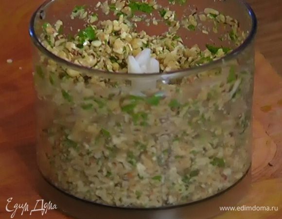 Добавить к моцарелле листья мяты, орехи и тмин, влить 1 ст. ложку оливкового масла и взбить все в блендере.