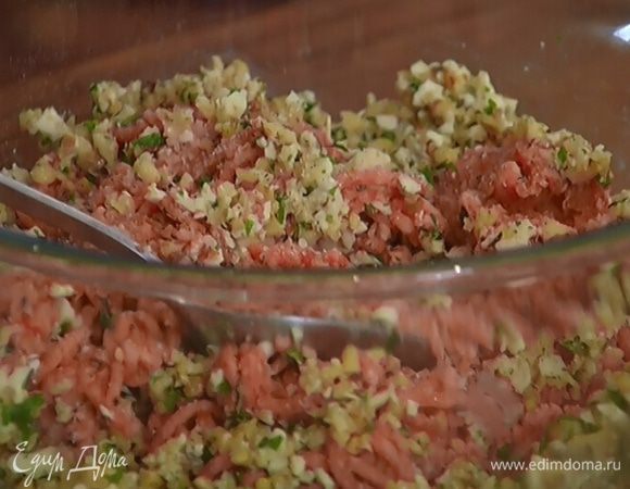 Фарш соединить с измельченной моцареллой, посолить, поперчить и перемешать.