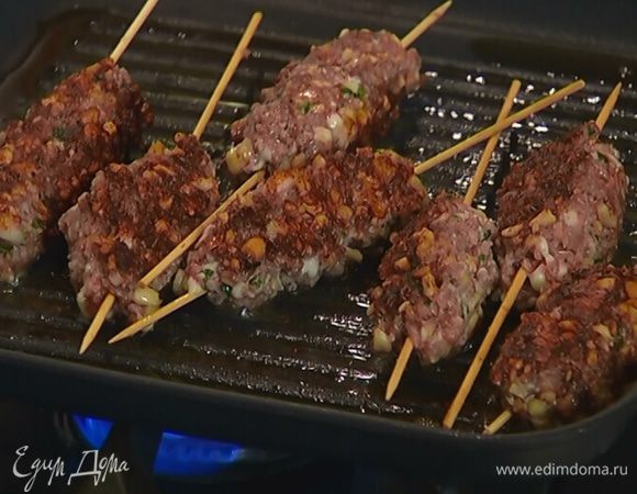 Разогреть в сковороде-гриль оставшееся оливковое масло и обжарить кебаб со всех сторон до готовности.