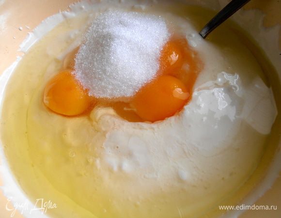 Сахар я уменьшила до 75 г из-за сладкой клубники,но лично мне и 50 г хватило бы)))