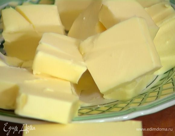 Предварительно охлажденное сливочное масло порезать кубиками.