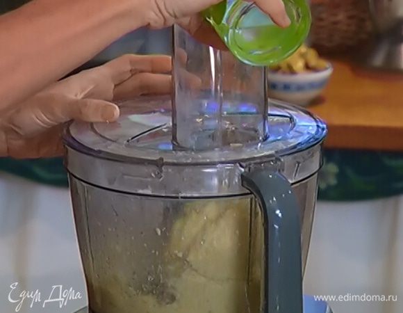 Не выключая комбайна, влить 125 мл ледяной воды и вымешать еще немного.