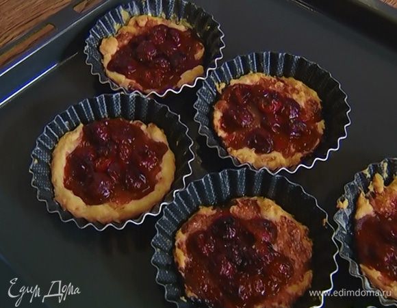 Отправить тарталетки в разогретую духовку на 15–20 минут.