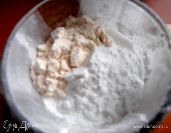 Муку смешиваем с крахмалом...