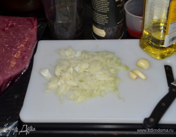 Лук и чеснок порезать мелко. Смешать кока- колу, уксус, лук и чеснок, 1 ч. л. черный перец, растительное масло.