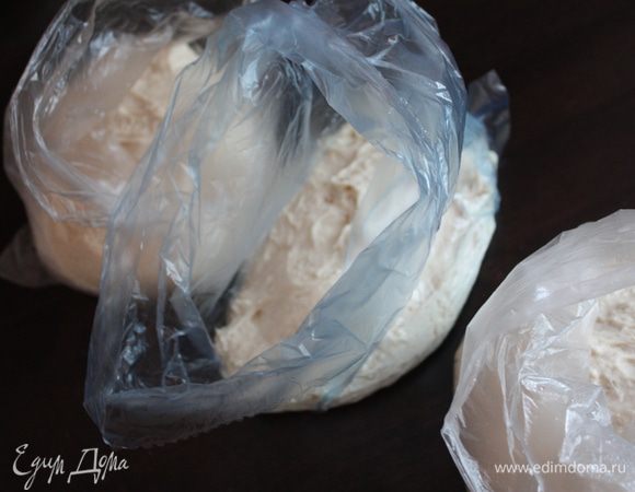 Я раскладываю вот в такие пакеты для заморозки и убираю. Когда мне нужно,обычно с вечера достаю и кладу в холодильник.Ту часть,с которой Вы будете работать сегодня,но позже,уберите в холодильник.Иначе дрожжи перестоят (перебродят) в тепле и тесто "осядет".Потом просто на полчаса раньше его достаньте.