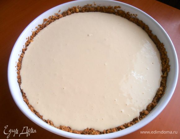 Выливаем в форму с печеньем.