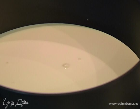Молоко и сливки влить в небольшую кастрюлю и прогревать на небольшом огне до первых пузырьков, затем снять с огня.