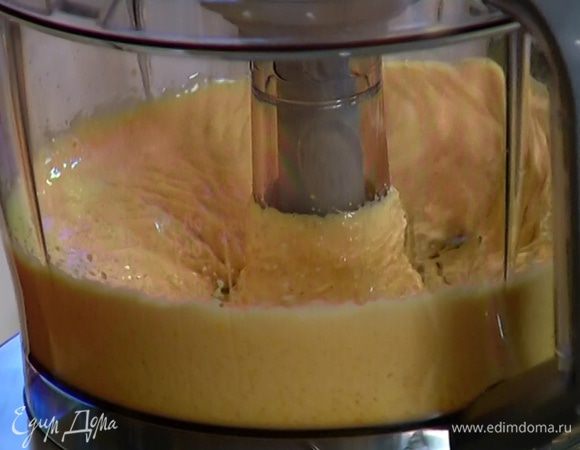 Взбить 150 г сахара вместе с желтками миксером. 