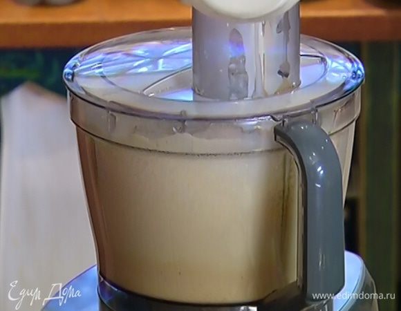 Не прекращая взбивать, тонкой струйкой влить горячие сливки с молоком и еще немного взбить.