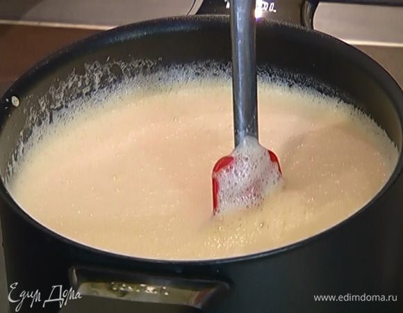 Перелить молочно-яичную смесь обратно в кастрюлю, перемешать и поставить на огонь. Прогревать, непрерывно перемешивая, 2–3 минуты, пока масса не загустеет.