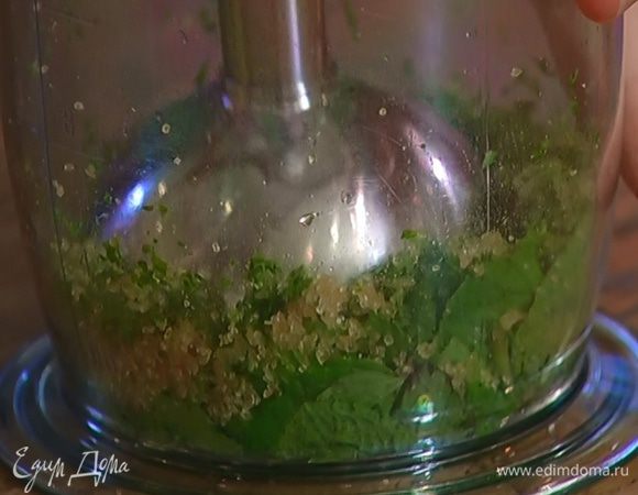 Листья мяты (немного листьев оставить) вместе с оставшимся сахаром измельчить погружным блендером.