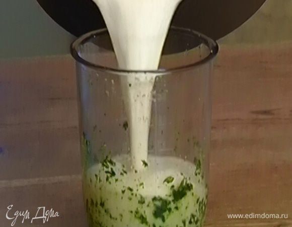 Влить к мяте небольшое количество яично-молочного крема, вымешать и отправить обратно в кастрюлю с кремом, перемешать и дать массе остыть.