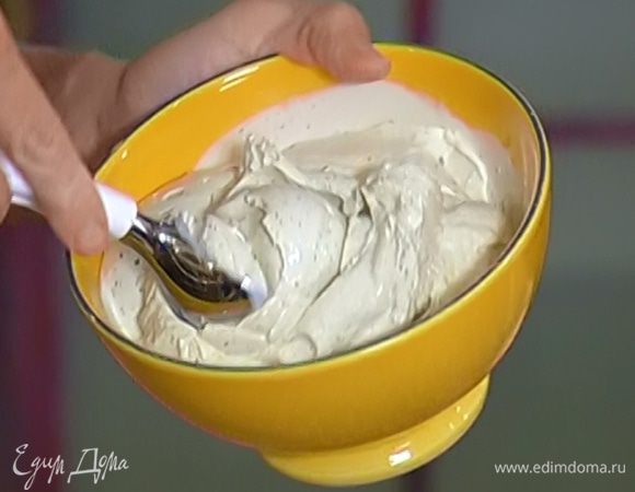 Отправить мороженое в морозильник и периодически перемешивать, чтобы застыло равномерно, или воспользоваться машинкой для приготовления мороженого.