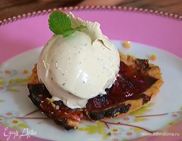 Готовое мороженое подавать, украсив листьями мяты.