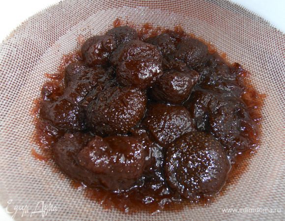 Ягоды из варенья заранее откинуть на сито,чтобы весь сироп стёк.Его потом можно разводить водой и с удовольствием пить!