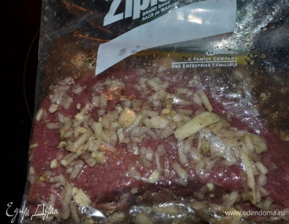 Выложить кусок пашины в пластиковый пакет, полить сверху маринадом и положить на 8 часов или ночь мариноваться.