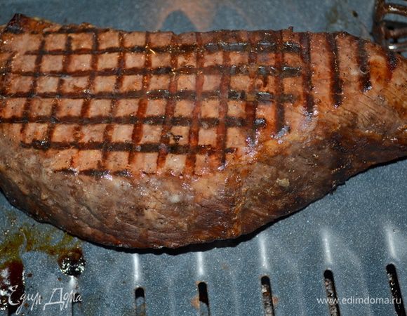 Достанем из холодильника перед готовкой за ранее на 1 час и дадим ему полежать при комн. тем-ре.Достанем из пакета, уберем с говядины лук и чеснок. Посолим 1 ч.л. солью и 1 ч.л. черным перцем.
Выложим на гриль и готовим на сред.высоком огне для сред.прожарки 11 мин. сторона.
У меня грильница электрическая.