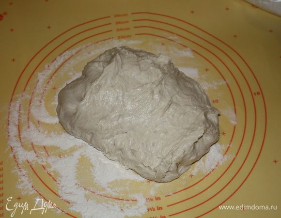 Теперь хачапури. Вот у нас третья часть теста. Здесь у нас на 3 средних хачапури.Я делала 2 больших и 1 маленький.