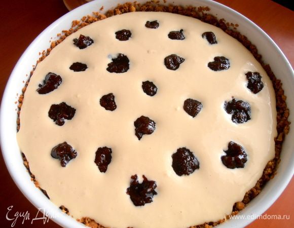 Выбираем чайной ложкой по ягодке и аккуратно выкладываем сверху не очень часто.