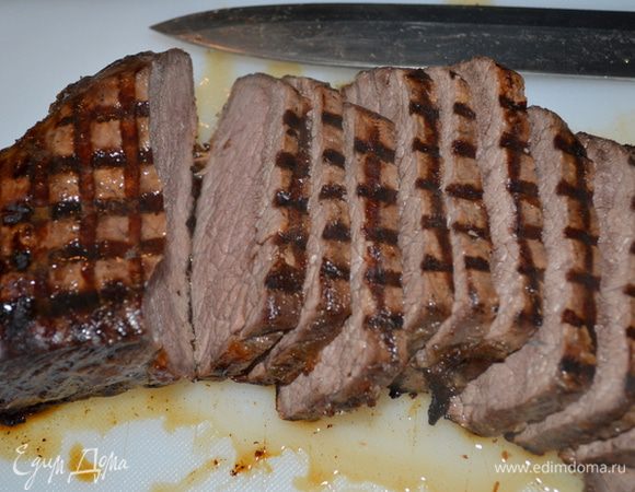 Готовый стейк выложим на разделочную доску или тарелку и прикроем фольгой, дать отдохнуть 15 мин.
Разрежем на порции.