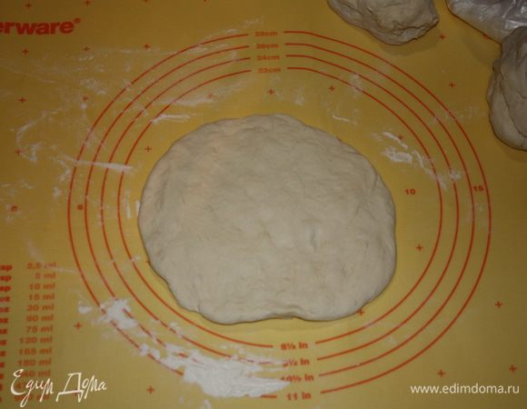 На присыпанном мукой столе из одной части руками формируем лепешку. Если тесто будет липнуть к рукам,добавляйте муки,липнуть тесто уже не должно.