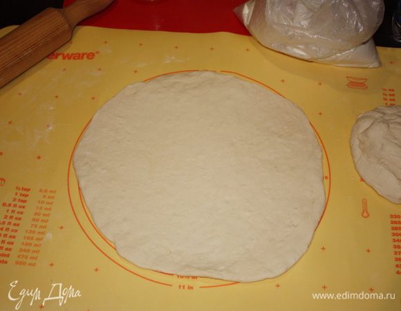 Далее скалкой начинаем раскатывать тесто,я раскатываю примерно до 28 см (не бойтесь,что оно тонкое,оно поднимется)