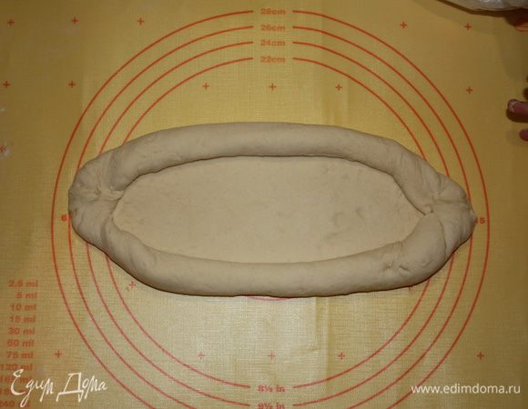 И соединяем кончики,крепко их слепив.Извиняюсь за фото,просто делала поздно вечером и было уже не до красоты.Выкладываем на противень,слегка присыпанный мукой. Духовку уже можно ставить разогревать до 200 градусов.