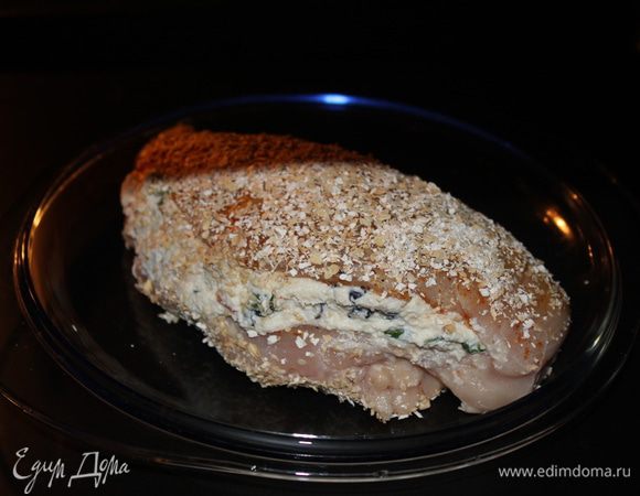 Куриное филе моем, и делаем надрез вдоль тушки достаточно глубокий, но не разрезать! Филе обсушить бумажным полотенцем и натереть специями. Рикотту смешиваем с базиликом, 1/4 перчика болгарского, порезанного маленькими кубиками, и хреном. Начинку выложить в карман филе и обвалять в панировке. Отправить в разогретую духовку 200 градусов на 30 мин, переодически поливая выделяющимся соком.