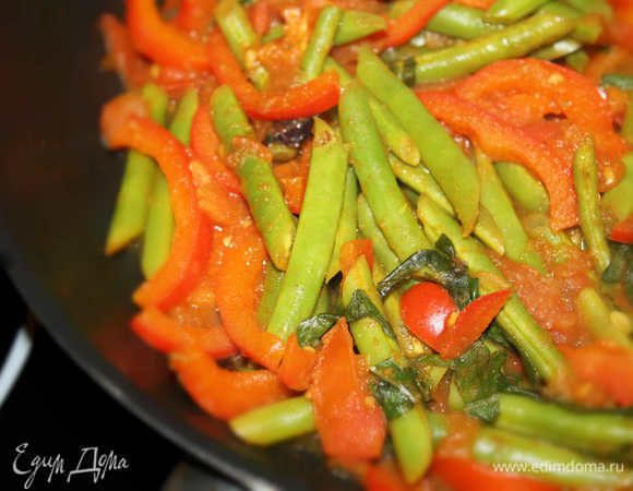 В кипящую воду кладём фасоль и варим после закипания 10 минут примерно. Оставшийся болгарский перчик (3/4) резем тонкими палстинками, так же помидорку. Разогреваем 1 ч. л оливкого масла и выкладываем перчик и помидорку. Добавлаем ценду лайма и сок 1/2 лайма. Обжариваем минут 5-7. Добавляем нашу фасоль, немножко водички и на слабом огне под крышкой тушим  переодически помешивая, пока овощи не станут мягкими (минут 7-10). Добавляем специи и базилик, перемешиваем и готово.