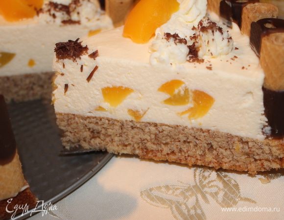 Берем  персики из банки, обсушиваем их салфеткой и вырезаем звездочки формочкой для печенья. Остальные режем на кубики и вмешиваем в крем.  Желатин берем из воды, на водяной бане распускаем его, и добавляем в крем. размешиваем.... крем не должен быть сильно холодным. Наш корж уже остыл, кладем его назад в форму, по краю проходим немного кремом и ставим вафельки по краю. Теперь наш крем наливаем внутрь. Аккуратно все заполняем. Ставим в холод на 2 часа минимум. Потом взбиваем сливки и выдавливаем из шприца розочки (у меня, конечно, не розы) и  украшаем нашими звездочками....Еще посыпаем тертым шоколадом или какао! Приятного!!