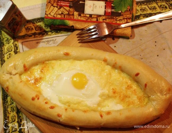 И отправляем в духовку еще на 6-8 минут,чтобы белок затвердел,а желток остался жидким. Достаем,кладем по небольшому кусочку сливочного масла на хачапури,солим желток и Приятного Аппетита!!! едим только руками)))