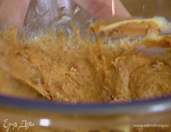 Предварительно размягченное сливочное масло соединить с арахисовым маслом, сахарным песком и мусковадо, вымешать.