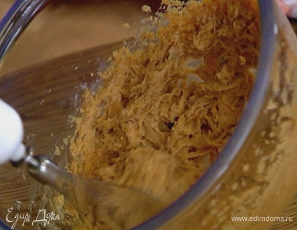 Ввести яйцо и взбить все миксером в однородную массу.