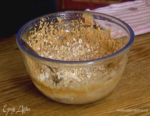 Добавить арахис, перемешать. Всыпать муку, хлопья «5 злаков», соду и соль и вымешать тесто.
