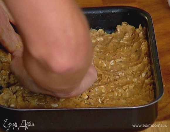 Небольшой противень смазать растительным маслом, выложить тесто и равномерно распределить его, чтобы получился плотный корж.