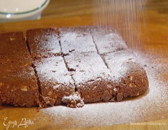 Готовый корж порезать небольшими полосками и присыпать сахарной пудрой.