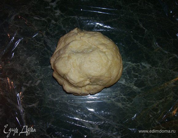 Маргарин растопить, охладить. Творог растереть с 2 ст. л. сахара, добавить маргарин, муку с разрыхлителем, замесить тесто. Тесто завернуть в пищевую пленку и убрать в холодильник на 30 мин.