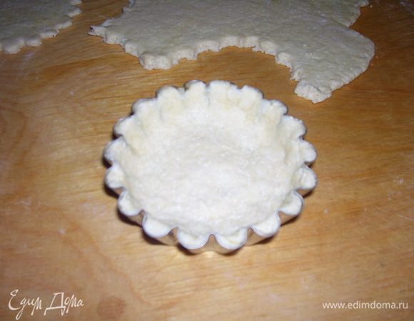 Бананы очистить, натереть на крупной терке, добавить 2 ст. л. сахара, корицу, квиттин и хорошо размешать. Тесто раскатать, вырезать крышку для формы. Формочку заполнить тестом.