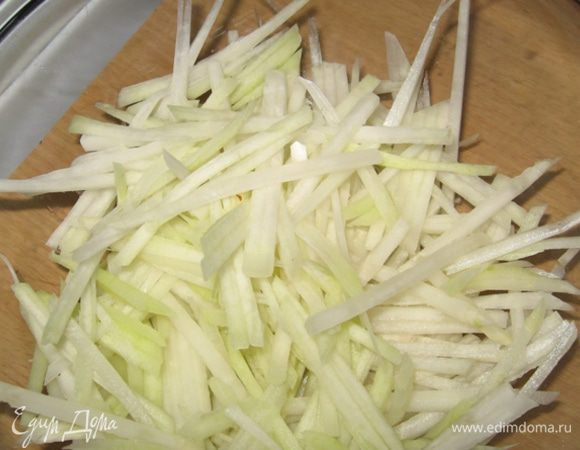Готовится салат неимоверно быстро (особенно если у вас есть терка для шинкования соломкой, как на "морковчу").
Кольраби чистим и натираем соломкой.