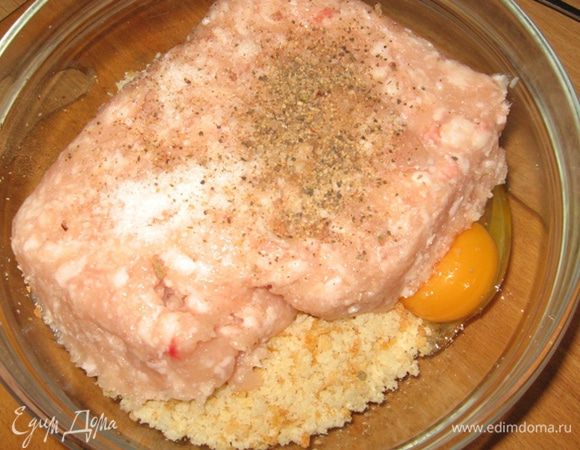 Начнем. Перекладываем фарш в миску, в блендере измельчаем в крошку хлеб, отправляем его к фаршу, вбиваем яйцо, солим, перчим, вымешиваем и оставляем притираться друг к другу. Куриный фарш (магазинный) как правило жидковат, потому даем хлебу вобрать лишнюю влагу, а тем временем приготовим гарнир.