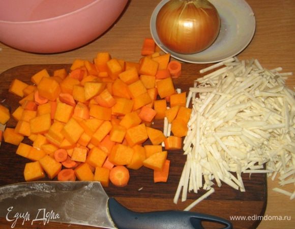 Подготовимся: тыкву и баклажан нарезаем кубиками, морковь - кружочками, сельдерей соломкой, лук и паприку - мелкими кубиками, орехи измельчаем в крошку в блендере, а брокколи разбираем на соцветия.
Вооружаемся казаном и сковородой.