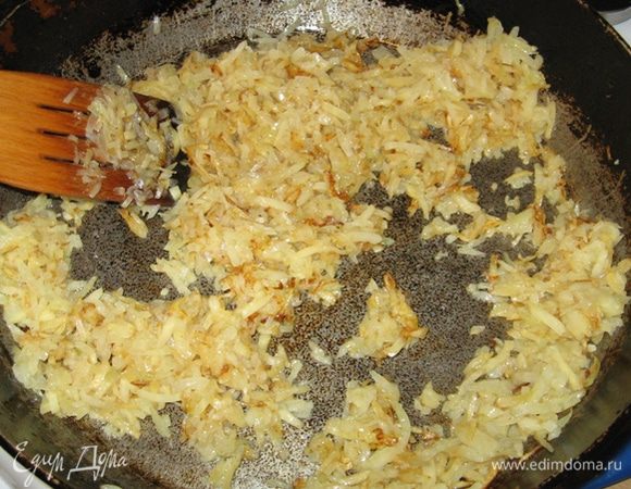 В казан наливаем буквально чуть-чуть масла и высыпаем тыкву и морковь, солим, перчим, посыпаем травками (я люблю итальянские + душица) и оставляем. Не забываем помешивать. Как в процессе поджарятся - добавить пару ложек воды.
Тем временем в сковороде на масле до золотистого цвета обжариваем лук. Затем к нему отправляем сельдерей, пару минут обжариваем интенсивно помешивая.