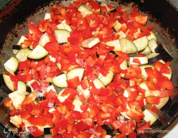 А морковь с тыквой тушатся. К луку с сельдереем тут же выкладываем баклажан и паприку - делаем огонь по-максимуму и, быстро мешая, обжариваем пару минут, как паприка сок пустит - перекладываем в казан.